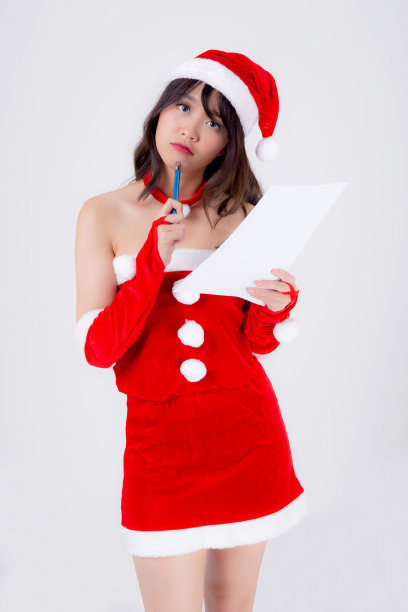 美丽的肖像年轻亚洲女人思考和书写笔记本在圣诞节孤立在白色的背景，美丽亚洲女孩思考和清单购物或祝福庆祝在圣诞节假期。图片下载