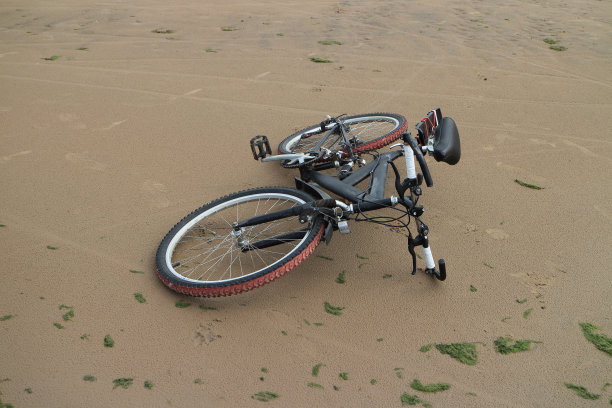 在海滩上骑自行车图片下载