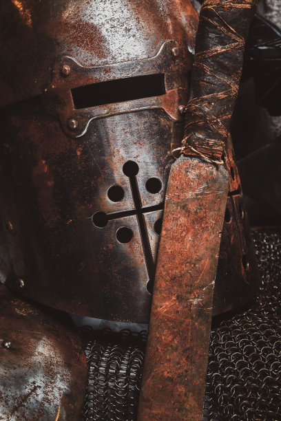 带锁子甲的古代头盔照片。图片下载