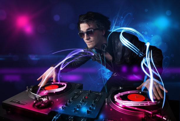 音乐节目主持人播放音乐与电光效果和灯光图片下载