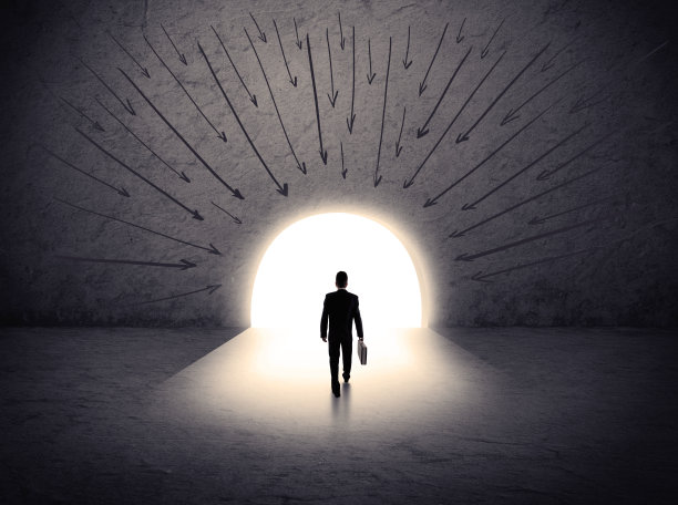 一个人站在大门前图片下载