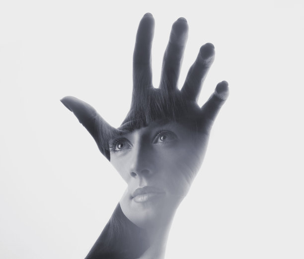 手的多重曝光和年轻女子做决定图片下载