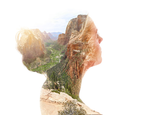 一个年轻女子在天使降落的顶峰欣赏风景的多重曝光。锡安国家公园。图片下载