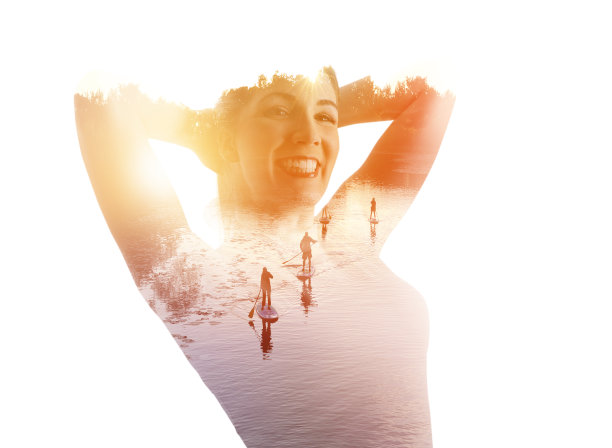 夕阳西下时，一群人在湖上划桨图片下载