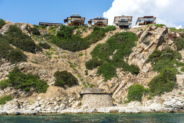 希腊哈尔基迪基悬崖边的度假别墅图片下载