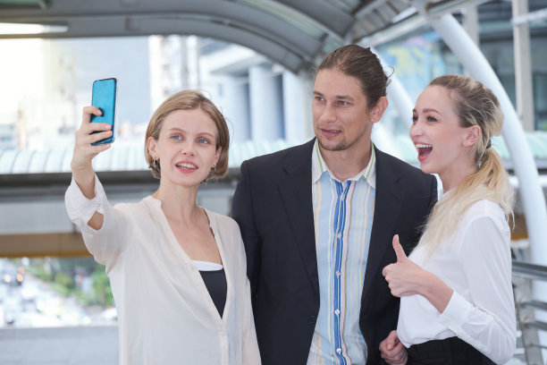 商务人士欢聚一堂，自拍合影。图片下载