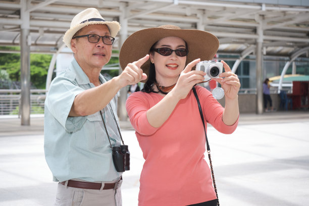 一群亚洲游客走在中央商务区或首都的街道上。图片下载