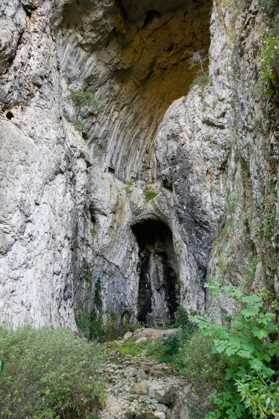 进入洞穴的入口图片下载