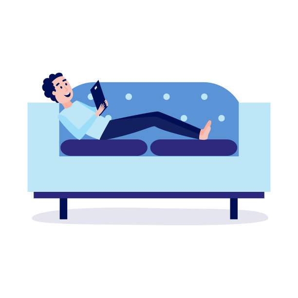 一个年轻人躺在家里的沙发上看网络信息或在平板电脑上聊天。素材图片