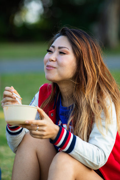 日本女孩在户外吃饭图片下载