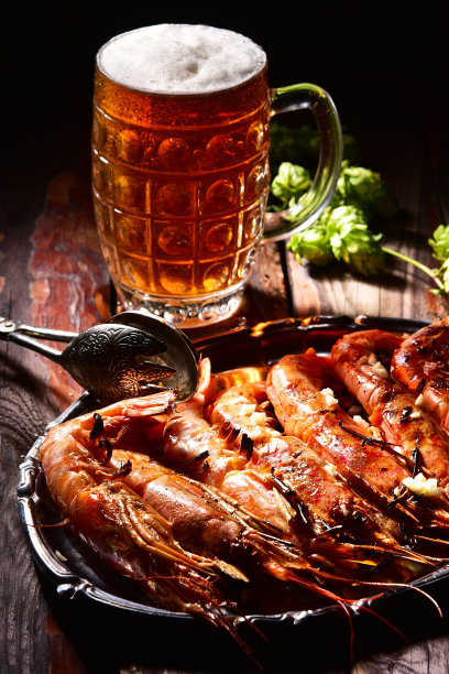 啤酒和海螯虾在深色的背景上。图片下载