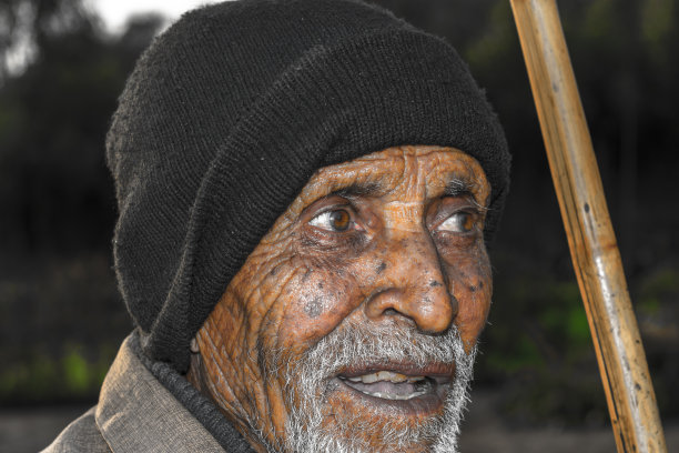 无家可归的孤独老人有一根木棍，他的情绪很悲伤图片下载