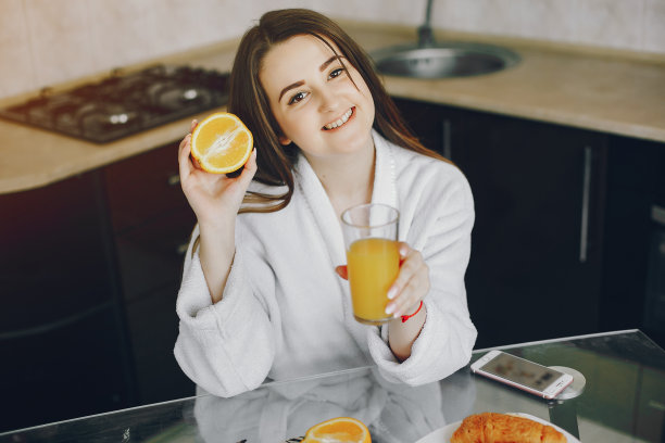 穿着白色晨衣的女孩图片下载