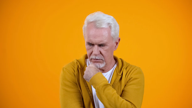 沉思的老人思考生活中的困难，解决问题，思想图片下载