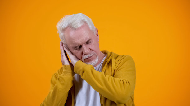 疲惫的男性老人展示睡眠姿势，明亮的背景，放松图片下载