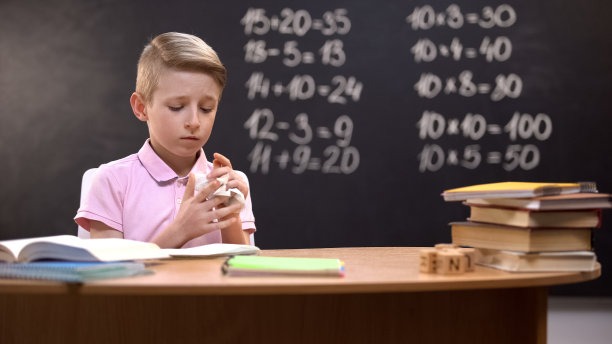 心烦意乱的男生从笔记本上翻下一页，无法解决困难的任务图片下载