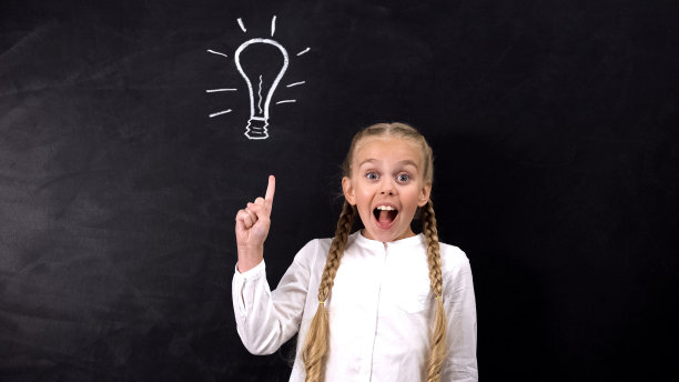天才女学生有了一个想法，指着黑板上的灯泡图片下载
