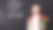 可爱的微笑女孩拿着一束郁金香在黑板旁欢迎回到学校图片下载