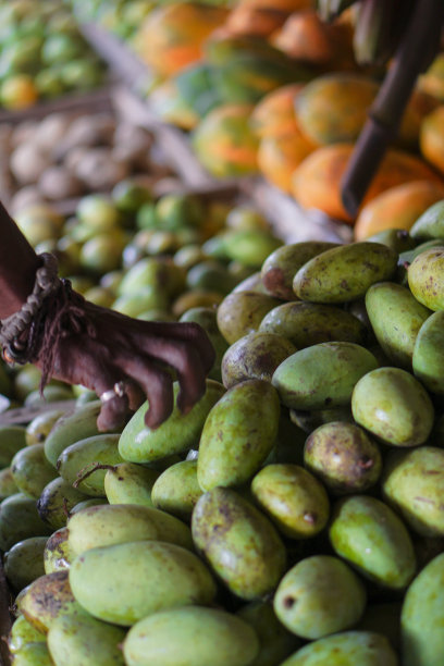 芒果在亚洲市场上出售。户外售卖素食水果。库存图片图片下载