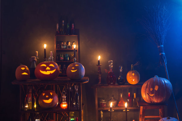万圣节装饰用南瓜和魔法药水室内图片下载