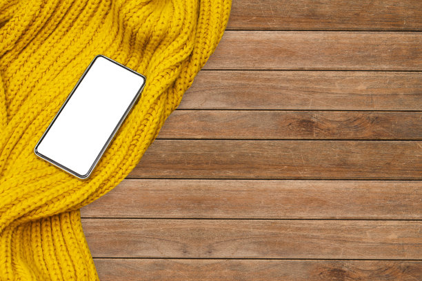 创意平铺工作桌手机照片上面芥末冬季羊毛围巾图片下载