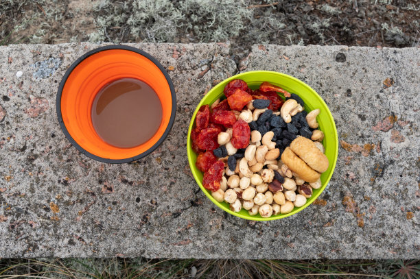 多色硅胶餐具。小吃和咖啡加牛奶。图片下载