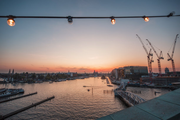 阿姆斯特丹城市中央景观日落河视图，荷兰-图片图片下载