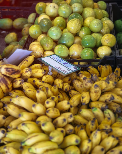 香蕉在亚洲市场上出售。户外售卖素食水果。库存图片图片下载