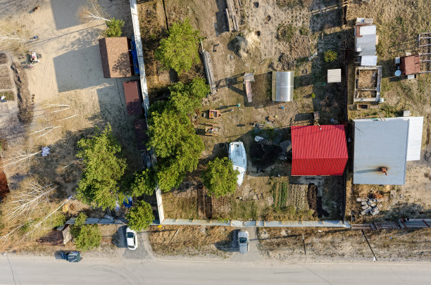 带小屋的地块鸟瞰图。俄罗斯图片下载