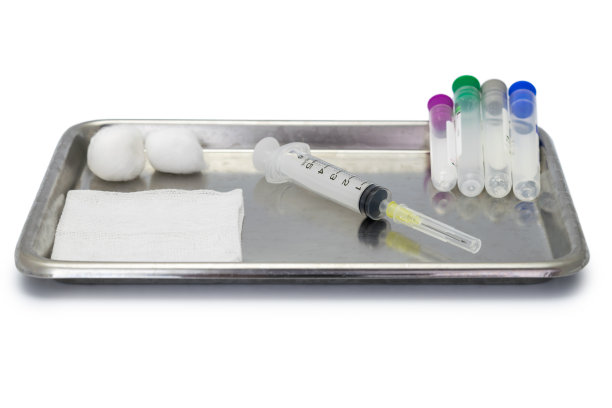 不锈钢托盘上的血液采集设备图片下载
