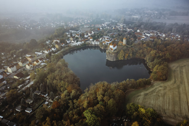 美丽的心形湖在一个有雾的早晨图片下载