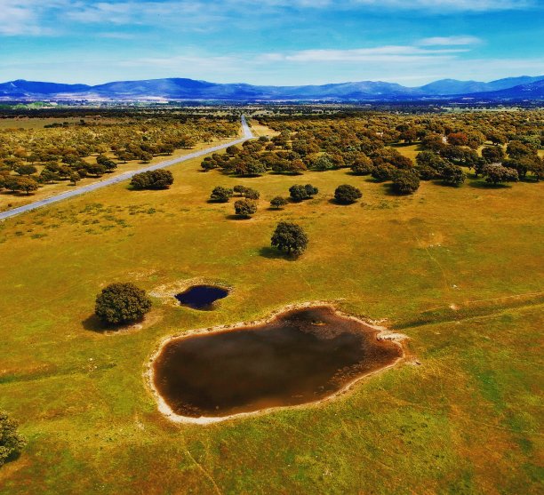 平原上有一个湖，可以看到无人机图片下载