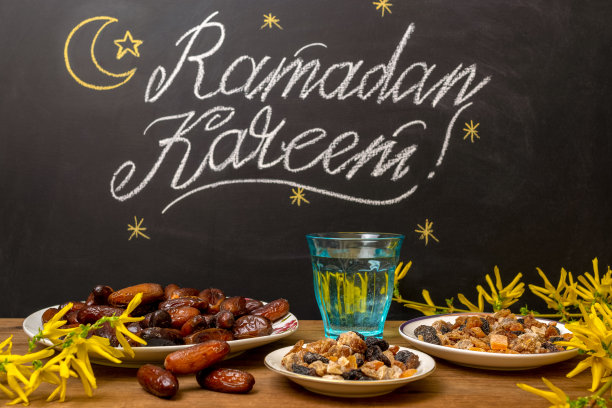 碗里的红枣水果和黑板上的美丽斋月卡里姆文字图片下载