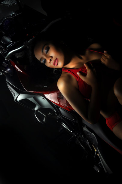 红色女人和摩托车图片下载