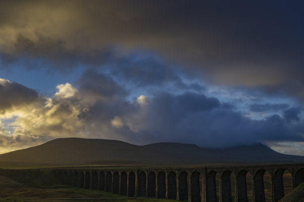 Ariel图片约克郡地标Ribblehead高架桥，北约克郡，约克郡山谷，日出，云，铁路，景观，草原，英格尔伯勒Â©Julian Hodgson 2019图片下载