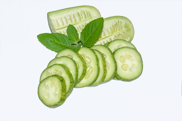 新鲜的绿色黄瓜片和罗勒叶。图片下载