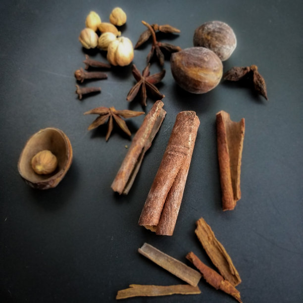 香草和香料，肉桂和小豆蔻成分，印尼和印度食品。图片下载