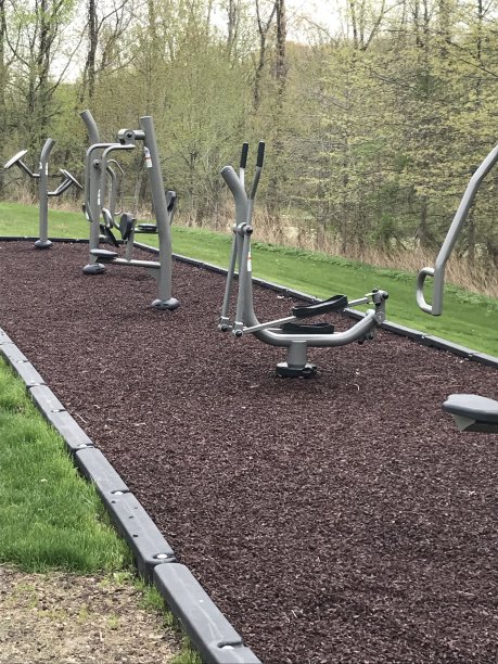 公园里的户外运动器材图片下载