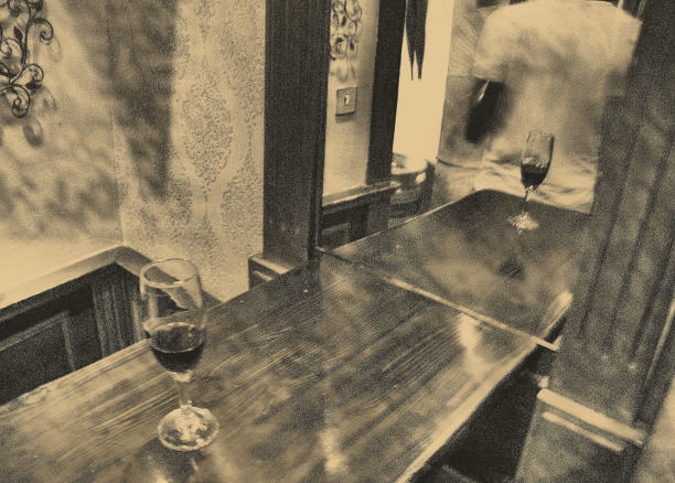 酒杯的倒影(黑山老城科托尔)图片下载