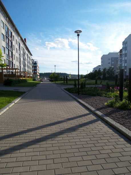 夏天在城市公园散步图片下载