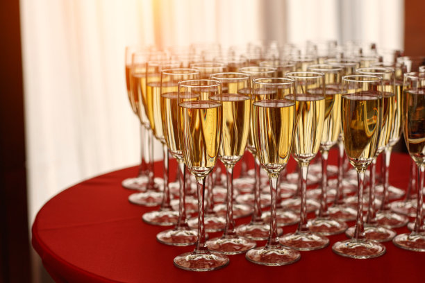 桌上一排排的香槟杯。图片下载