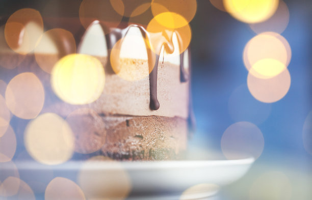 美丽的新鲜浆果巧克力蛋糕与抽象插图图片下载