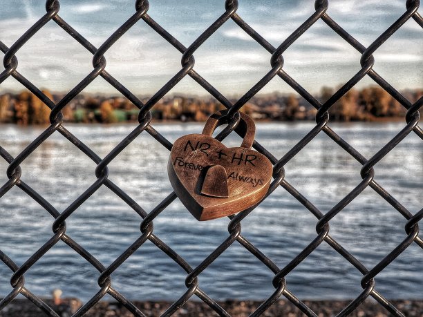 锁在篱笆上图片下载