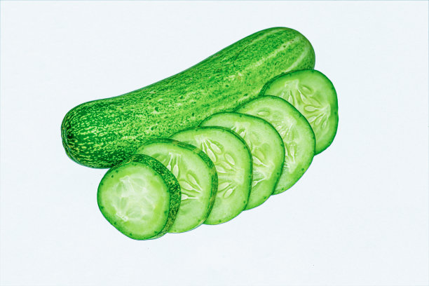 白色背景上的鲜绿黄瓜。图片下载