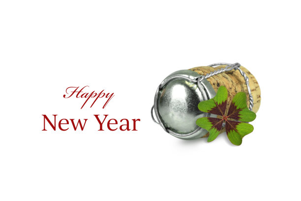 新年快乐。香槟软木塞和三叶草孤立在白色背景图片下载