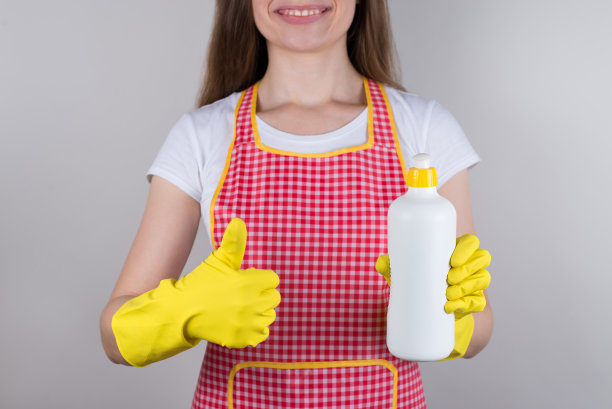 厨房用具和餐具的最佳洗涤剂概念。正面兴奋，高兴，高兴，好心情的近距离照片女士制造手指上的符号广告肥皂在双手孤立的灰色背景图片下载