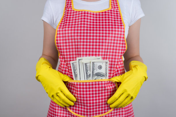 酒店概念的建议。裁剪近距离照片满意的人得到高额外的薪水穿红色格子衣服孤立的灰色背景图片下载