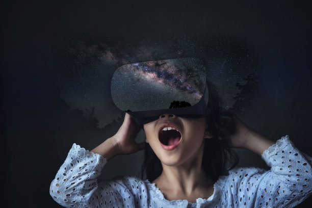 抽象图像的虚拟现实体验，一个戴着VR眼镜的女孩图片下载