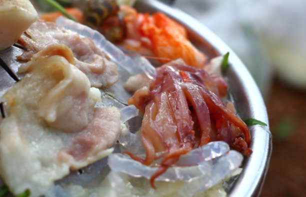 泰式烧烤在热锅上烤猪肉图片下载