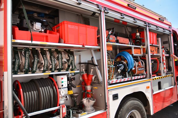 消防水龙带和卡车上供消防队员使用的其他设备。图片下载